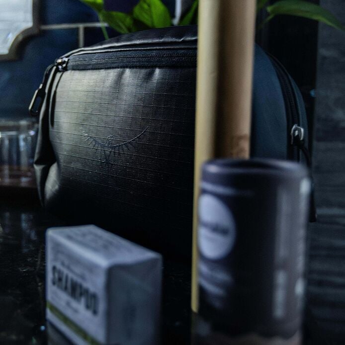 TRANSPORTER TOILETRY KIT LARGE BLACK