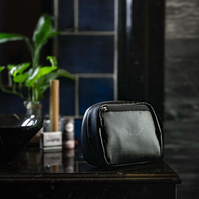 TRANSPORTER TOILETRY KIT LARGE BLACK